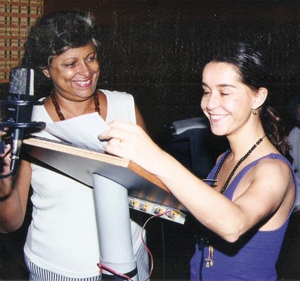 A Diretora Tetê Moraes e Lucélia Santos no estúdio de gravação